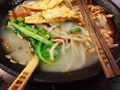 螺蛳粉店名撞音粗话引争议，遭举报引发社会关注